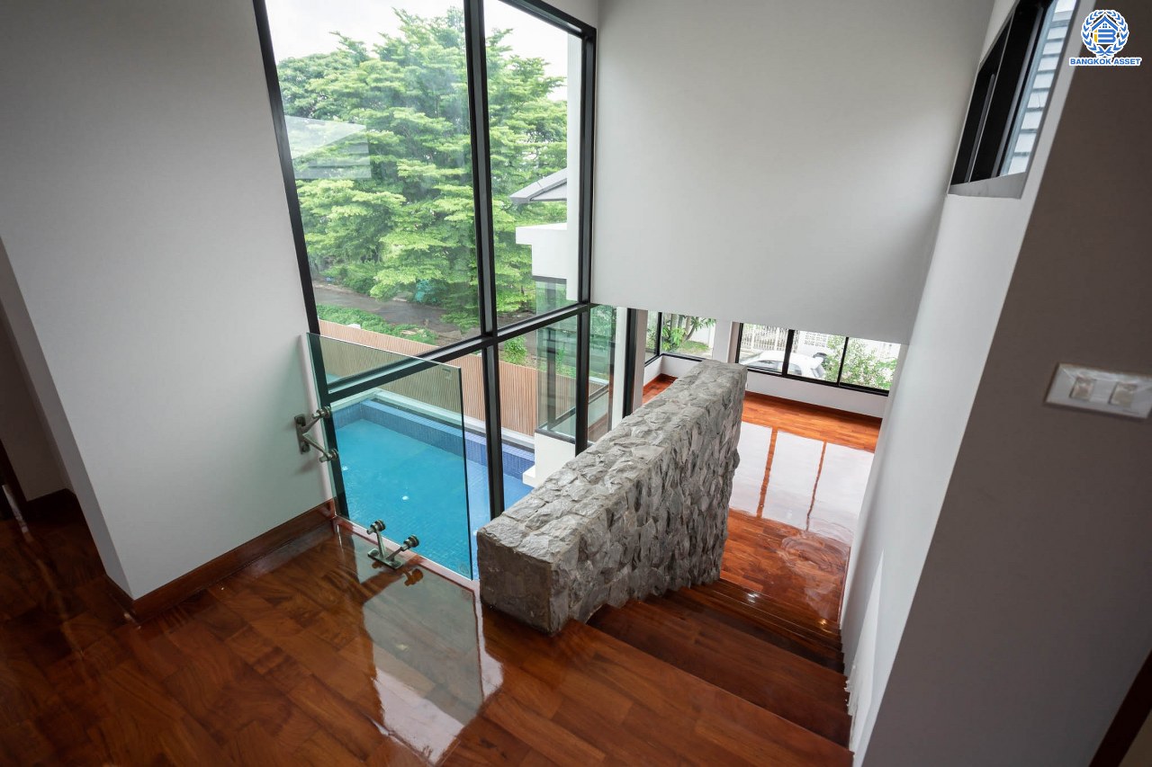 บ้านมือสองตกแต่งใหม่ ม.ซอย พหลโยธิน56 พหลโยธิน บ้านเดี่ยวหลังใหญ่ ภายในตกแต่งหรูหรา บนเนื้อที่เยอะถึง 98.60 ตร.ว. 3 ห้องนอน 3 ห้องน้ำ 2 ที่จอดรถ บรรยากาศเป็นส่วนตัว พร้อมมีสระน้ำในตัว บนพื้นที่กว่า 430 ตร.ม. บนทำเลที่ดี เชื่อมต่อถนน พหลโยธิน, ลำลูกกา, วิภาวดี-รังสิต เดินทางสะดวกใกล้รถไฟฟ้า สถานี "แยก คปอ, คูคต"